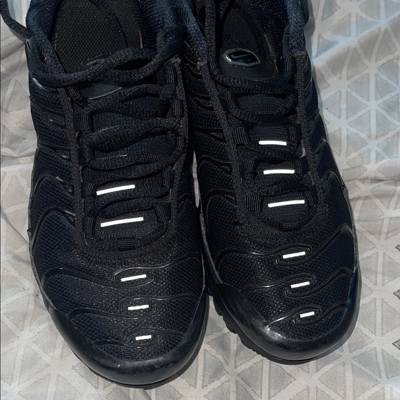 Sleek Black Sports Sneakers - Picture 6 of 6